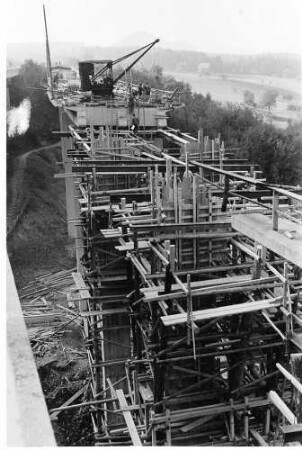 Franzosenschluchtbrücke (L1213), km 162,447 Wiederaufbau der Fahrbahn Ulm - Stuttgart. Die Fahrbahn Stuttgart - Ulm wurde 1947 wiederhergestellt.