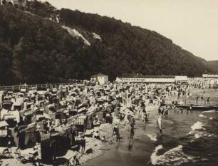 Insel Rügen. Ostseebad Sellin. Strandleben. Zahlreiche Badegäste genießen in den Familienbädern einen Sonnentag