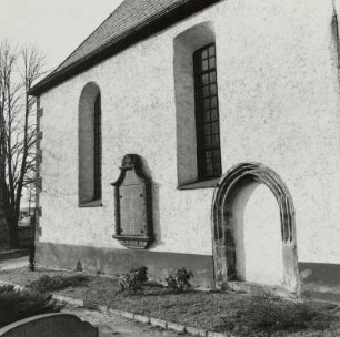 Wyhratal-Neukirchen. Dorfkirche Neukirchen (um 1500/1510). Südwand mit Denkmal für die Gefallenen des ersten Weltkrieges