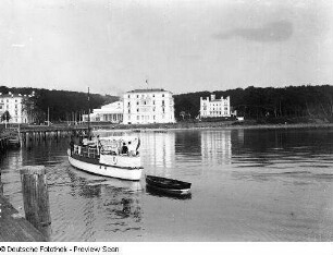 Blick von der Seebrücke zum Kurplatz mit Kurhaus, Hotel "Kurhaus" und Haus "Burg Hohenzollern" : Blick von der Seebrücke zum Kurplatz mit Kurhaus (1814-1816; C. T. Severin), Hotel "Kurhaus" (1795-1796; J. C H. v. Seydewitz) und Haus "Burg Hohenzollern" (1843; G. A. Demmler)