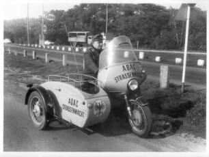 ADAC-Straßenwacht. Streife mit Seitenwagen-Motorrad auf Einsatzfahrt. Bei der Wiederaufnahme der Straßenwacht im Mai 1954 waren das die Standartfahrzeuge