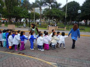 Lima - Miraflores - Gruppe von Kleinstkindern im Park : Kleinstkinder werden von zwei Erzieherinnen durch einen Park geführt. Aufgenommen am 8. September 2011 im Vorort Miraflores am Pazifik