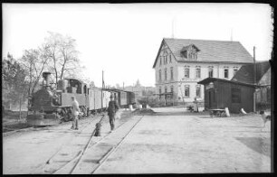 Niederdittmannsdorf. Bahnhof mit Personenzug
