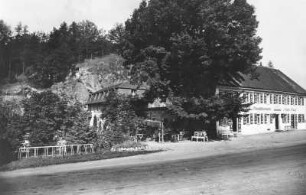 Schlottwitz-Oberschlottwitz. Gasthof Oberschlottwitz (Gasthaus "Zur Ruhe", "Klein-Tirol"). Straßenansicht mit Haupt- und Nebengebäude