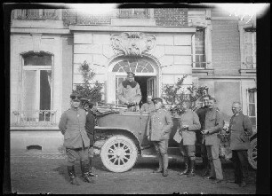 Montaigu (Dep. Aisne, Frankreich): Hauptmann Vogl und weiter Offiziere neben einem Personenkraftwagen vor dem Eingang zum Schloss ("Divisions-Stabs-Quartier")