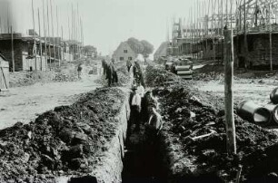 Güstrow. Dettmannsdorf. Baustelle in der Alt-Güstrower Straße. Tiefbauarbeiter beim manuellen Schachten eines Rohrgrabens