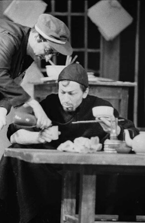 Szenenbilder aus "Hirse für die Achte", altes chinesisches Volksstück mit N. Christian, R. Schelcher, H. Schubert, L. M. Weber, J. Kamper, F. Düren, F. Gnaß, Berliner Ensemble, 1954