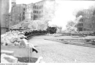 Dresden, Altstadt. Enttrümmerung im Gebiet Zwinger / Residenzschloß mit Feldbahn ("Trümmerbahn"), um 1952/1955