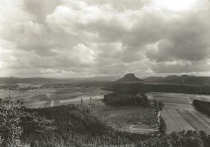 Sächsische Schweiz. Weißiger Ebenheit. Blick vom Kleinen Bärenstein zum Großen Winterberg und Gebiet der Steine