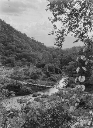 Brücke : Brücke über den Ngerengere-Fluss