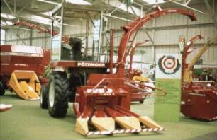 Fotografie: Futtererntetechnik, Systemtraktor, Maishäcksler angebaut