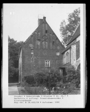 Ehemaliges Franziskanerinnenkloster — Ehemaliges Hauptgebäude