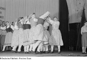 Auftritt einer Tanzgruppe beim Bezirksausscheid der Volkskunstgruppen 1954