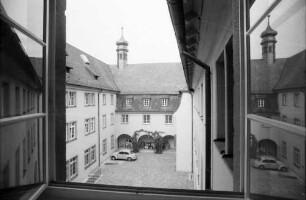 Freiburg: Volkshochschule Freiburg im Schwarzen Kloster; Ausblick auf Hof, mit Türmchen im Spiegel