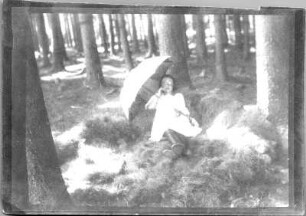 Marianne Heinrich (spätere verehelichte Schmiedel) im Wald von Oybin