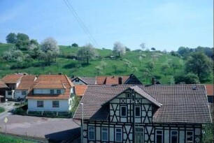 ehemalige Schule mit Fachwerkschmuck; Zwerchgiebel