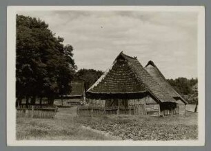 Lüneburger Heide. Naturschutzgebiet. Alte Häuser in Wilsede : Naturschutzgebiet Lüneburger Heide. Wilsede. Alter niedersächsischer Bauernhof