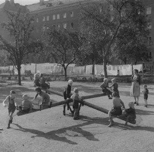 Dresden-Südvorstadt. Spielplatz im Hof eines Neubau-Komplexes