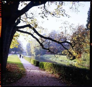 Donaueschingen: Herbst im Schloßpark, Weg an der Donau, vor Schloss
