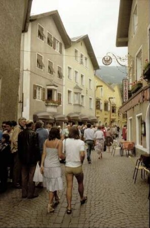 Sterzing, Vipiteno: Hauptstraße mit viel Publikum