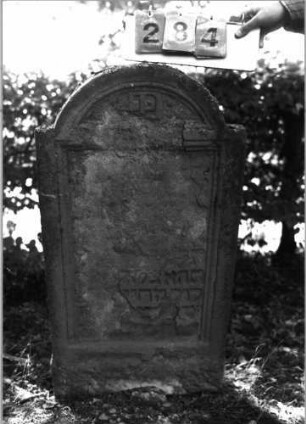 Grabstein 284 (Index: 99795779) Zustand: stark verwittert Maße HxBxT: 107x57x8 cm: Grabstein 284