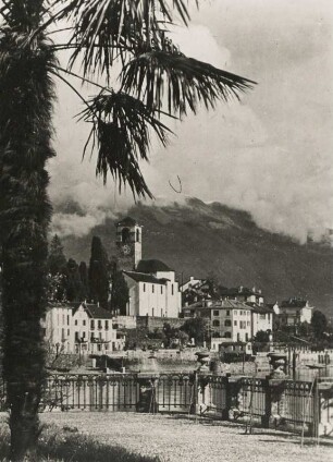 Brissago am Lago Maggiore (Schweiz). Ansicht des Ortes. In der Bildmitte die Pfarrkirche Santi Pietro e Paolo
