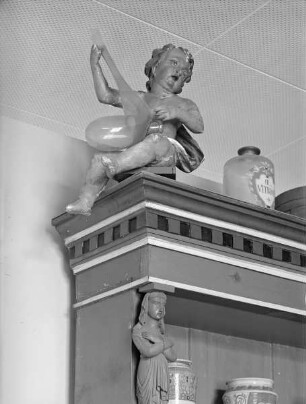 Putto mit gläserner Retorte