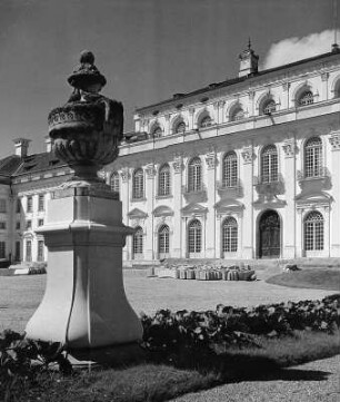 Schleißheim (Oberschleißheim). Neues Schloss (1701/1726; E. Zuccalli). Teilansicht der Gartenseite