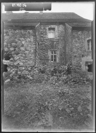 Badingen (Zehdenick-Badingen), Dorfstraße 46. Festes Haus (Erweiterung M. 16. Jh.). Seitenansicht mit Aufgang