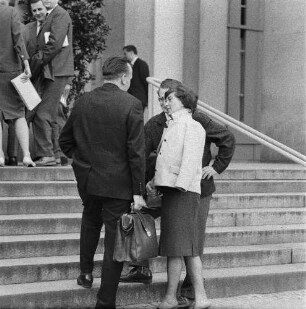 Dresden-Altstadt, Lingnerplatz 1 (Deutsches Hygiene-Museum). Serie "14. Orthopäden-Tagung der Deutschen Demokratischen Republik". Mediziner vor dem Haupteingang im Gespräch
