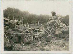 Foto eines durch Probebeschießung mit Minen zerstörten Bunkerraumes auf dem Flugplatz Habsheim