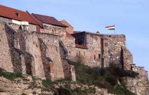 Esztergom - Festung : Auf der Festung weht die ungarische Fahne. Aufgenommen in Esztergom, ca, 2001