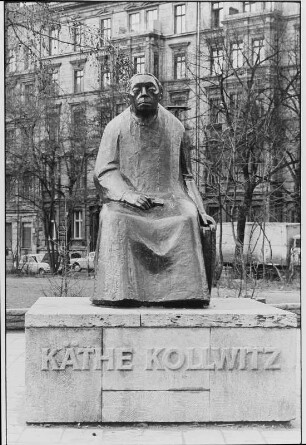 Denkmal für Käthe Kollwitz : Berlin-Prenzlauer Berg, Kollwitzplatz. Denkmal für Käthe Kollwitz. Bronze (1958; G. Seitz)