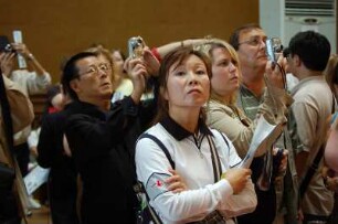 Paris - Menschen im Louvre : Chinesische Touristen vor der Venus von Milo, Museum Louvre. Paris, 2006
