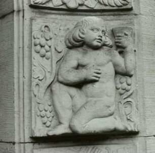 Dresden-Loschwitz, Kügelgenstraße, Nr. 12, Haus Höhne, Portal, Detail: Putto mit Becher