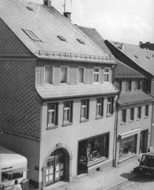 Adorf. Wohn- und Geschäftshaus, Ernst-Thälmann-Platz 37. Straßenansicht