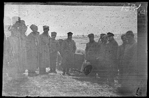 bei Illawcze (=Ilavche, Ukraine) an der Verkehrsstelle: 14 russische (?) Soldaten und Offiziere auf einer verschneiten Landstraße