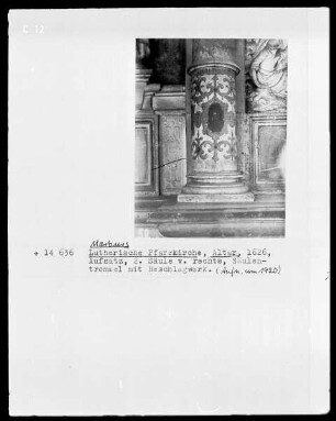 Säule mit Beschlagwerk