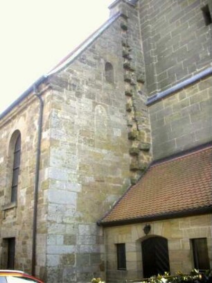 Langhaus (im Kern romanisch 13 Jh)- von Nordwesten am Kirchturm (gotischer Neubau Jahr 1461) mit vermauertem Fenster und Werksteinen des alten Kirchturms in Übersicht