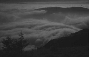 Belchen: Nebelmeer hinter dem Belchen, brandet gegen den Hochkelch