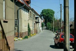 Dorfstraße mit dichter Häuserzeile, traufständige Gebäude