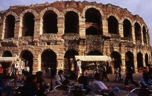 Verona - Die römische Arena : Restaurant vor der römischen Arena. Aufgenommen in Verona 2001