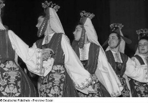 Tänzerinnen eines bulgarischen Ensembles in Tracht