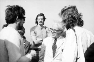 24. Tagung 1974 Chemiker; Bodenseefahrt: Gerhard Herzberg diskutiert