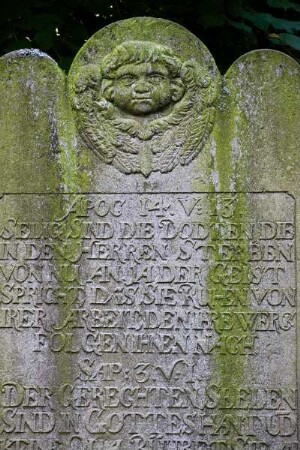 Deutschland. Niedersachsen. Selsingen. Sankt Lambertikirche. 1725. Alter Grabstein auf dem Friedhof