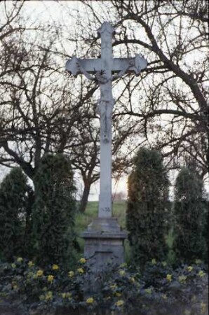 Freiburg, Lehen: Kreuz im Gegenlicht, Abendsonne
