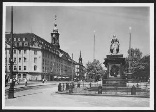 Dresden, Neustädter Markt : Dresden-Neustadt. Blick über den Neustädter Markt mit dem Rathaus und Reiterstandbild August des Starken in die Hauptstraße nach Norden