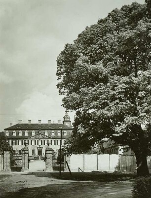Schloss Seußlitz. Blick durch das Tor zum Schloss
