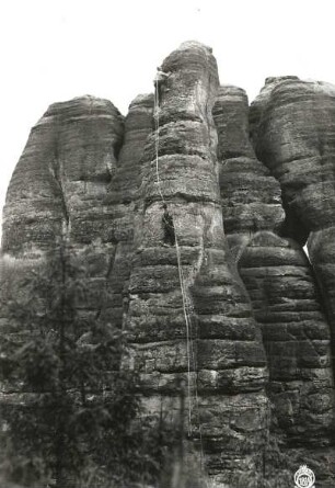Sächsische Schweiz, Affensteine. Bergfriednadel. Seilschaft Häntzschen / Paul Illmer in der Gipfelwand des Alten Weges (VIIa)