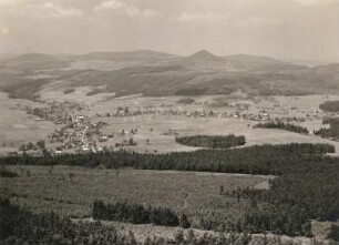 Zittauer Gebirge. Blick vom Hochwald in westliche Richtung über Krombach (Krompach) und Schanzendorf (Valy) zur Lausche